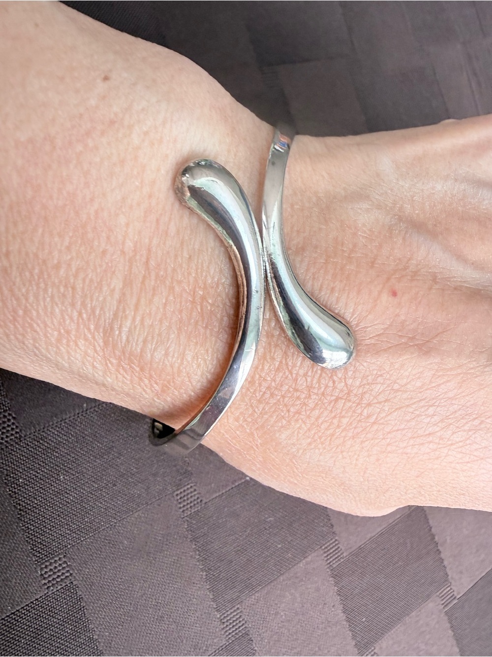 Minimalist Silver Tone Sculptural Infinity Loop Bangle Cuff Bracelet 1.25”